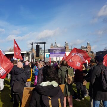 +++ LIVE +++ Students attend the compensation protest